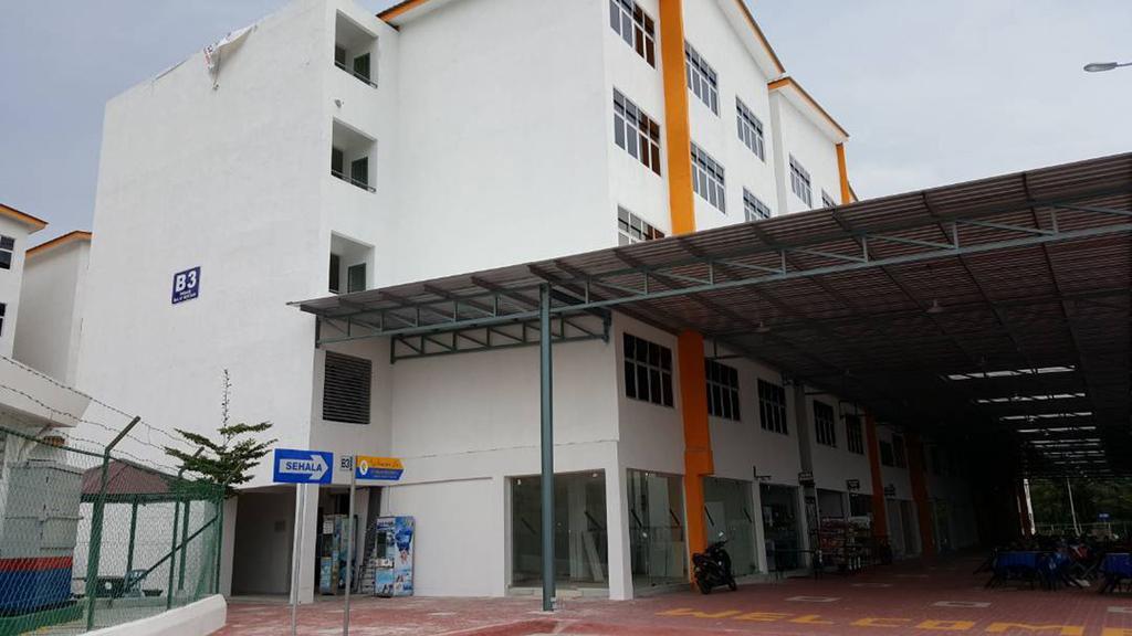 Bistari Homestay Parit Raja Uthm Esterno foto