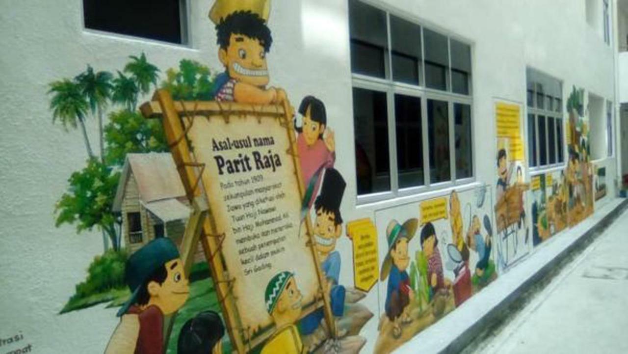 Bistari Homestay Parit Raja Uthm Esterno foto